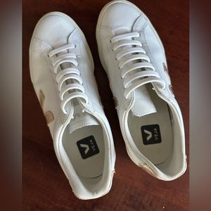 Veja Women’s size 7 sneakers. Worn twice.